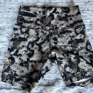 Lululemon Wunder Train shorts size 6